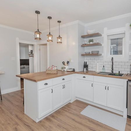 Apartmán In The Heart Of Little Italy! Free Parking! Cleveland Exteriér fotografie