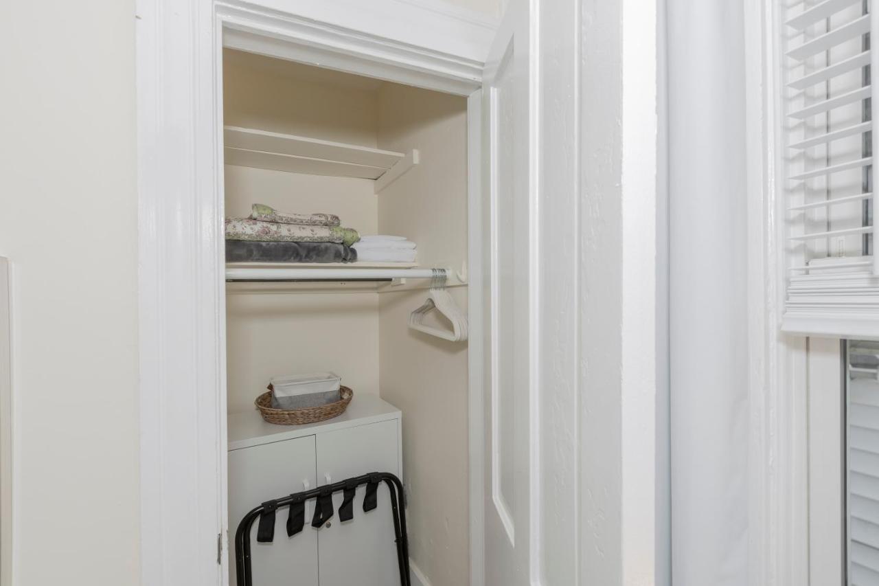 Apartmán In The Heart Of Little Italy! Free Parking! Cleveland Exteriér fotografie