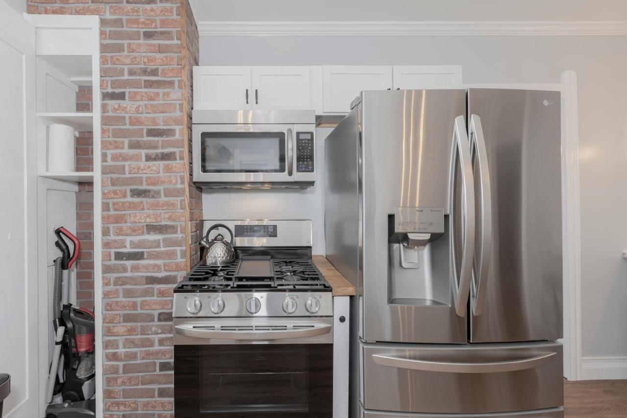 Apartmán In The Heart Of Little Italy! Free Parking! Cleveland Exteriér fotografie
